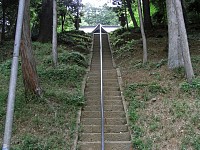 鳥居まで登るとさらに急な階段が続く