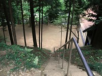 本殿から祭礼する広場を見下ろす