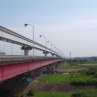 立日橋。上はモノレール