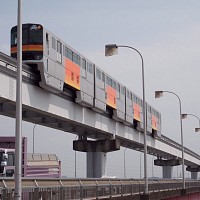 電車写真失敗例。正面が電灯にかかる・・。