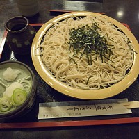 細めの麺で量はかなりある。もり、500円。定食も多い