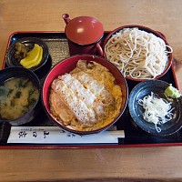 山口家のカツ丼セット。ミニカツ丼とミニ蕎麦と味噌汁。ミニといいながら量も十分