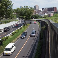 松が谷トンネル上から。道路もトンネルに向けて上り、その右は10%の坂