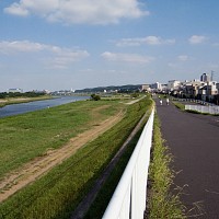 多摩市側のサイクリングロード。四谷橋から