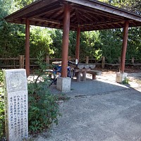 河川敷公園裏の道の東屋。日陰で涼しい