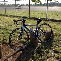 飛行機をバックに