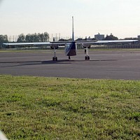 金網の隙間からPilatus Britten-Norman 社　BN-2B Islander(アイランダー)かな