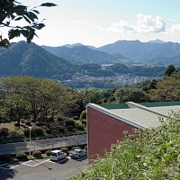 眼下にわずかに津久井湖。右遠景は大山、手前は仏果山