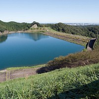 城山湖。右奥には新宿の高層ビル群が見えた