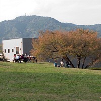 正面の山の右奥が城山湖