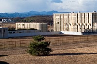 右から大岳山、鷹巣山、奥に雲取山、手前に御前山。臼杵山の双耳の後ろに飛竜の山なみ