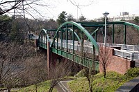 なかなかいいアーチ橋だが桜ヶ丘公園からの景観を乱す