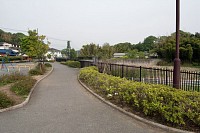 せせらぎ公園が隣接