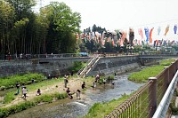 水遊びが出来る自然の河原も少なくなった