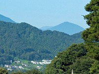 中沢バス停より。大室山の左に富士山