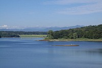 正面奥に三頭山、右に大岳山と奥は御前山。空にはいわし雲