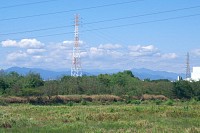 鉄塔の間に三頭山、左は生藤山、連行山など甲武国境の山