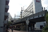 振り返ると京王線と京王本社