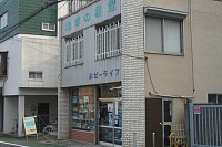 店の正面は時代に取り残されたような模型店