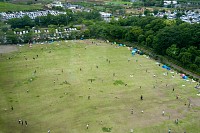 展望だから見下ろす芝生広場。奥の左右の駐車場はまだ空きがある