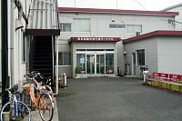 ターミナルビル。左端はぼくの自転車・・・。