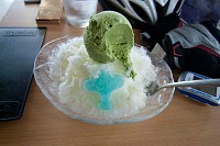 つい抹茶アイスを一口先にすくってしまった。抹茶ミルクかき氷500円