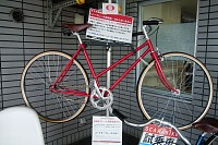 なぜかピスト風の自転車とその試乗車。ちゃんとブレーキありだそうで