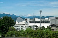 左端の雲の奥に富士山がいる。中央奥は山中湖付近の杓子山