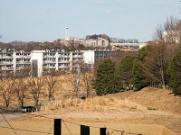 階段の途中で振り返ると多摩大学、天王森方面が見える