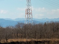 鉄塔の左に湯ノ沢峠、右に石丸峠の雪原。多摩サイより