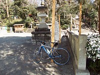 おみくじの棒に自転車を止める