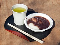 白玉２こ入り、お茶付きで400円。程よい甘さ