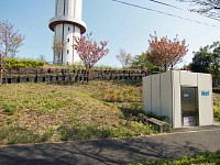 尾根幹線脇のこのトイレはサイクリニスト御用達。撮影前にも自転車を抱えて出てきた・・・。