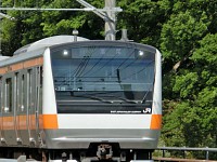 下り電車の前面ズーム。運転手が見える