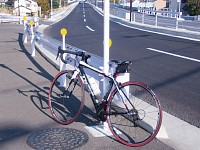 歩道もないのでこの道は通れないか