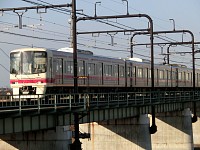 京王線8000系。編成をカバーできず