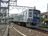 萩山駅付近で新宿線拝島線から来た６０００系。この車輛は副都心線、東横線を走ってみなとみらいまで行く。