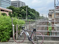 府中市日鋼町の武蔵野線。左奥は三井住友信託と日銀のデータセンター