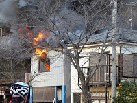 多摩サイのすぐ横で火事