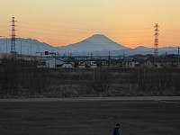 国立河川敷公園から。ここも送電線が前景に