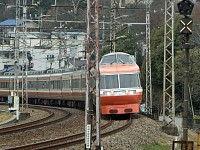 鶴川駅西にて。支柱がかぶる