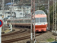 列車が近づいていても被ったまま