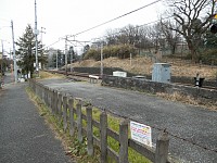 玉川学園手前の場所。前の空地は立ち入り禁止