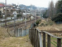 門の隙間から見ると俯瞰できるが