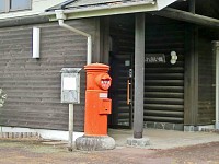 ぼたん園そばの「ふれあい館」と古いポスト