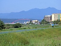 多摩大橋の奥に大岳山と御前山