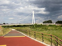 ふれあい橋（万願寺歩道橋）。車は通れない