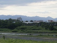 橋の上から奥武蔵の山