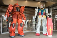 稲城長沼駅のガンダムとシャアザク