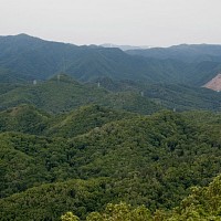 白井岳は1300ｍほどだが雪が残る